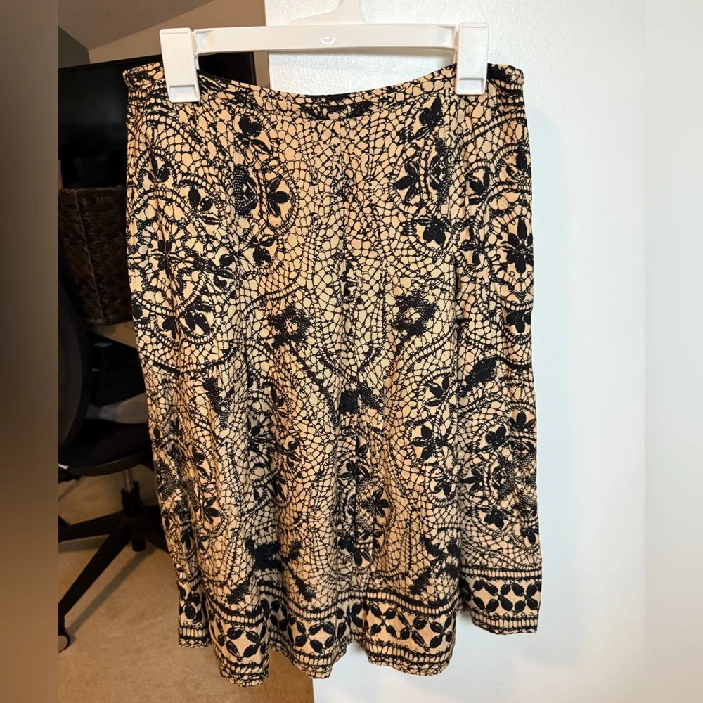 Kasper Black and Tan Printed Pencil Skirt size 8 excellent condition